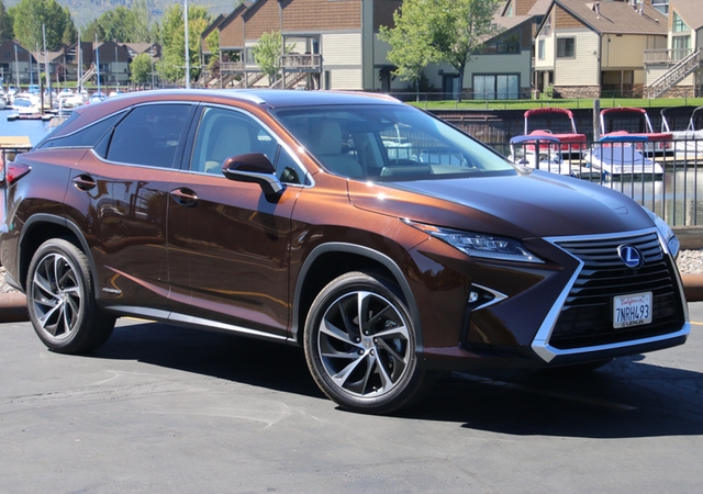 The Lexus RX450h FWD had plenty of new features to brag about. Photos/Larry Weitzman